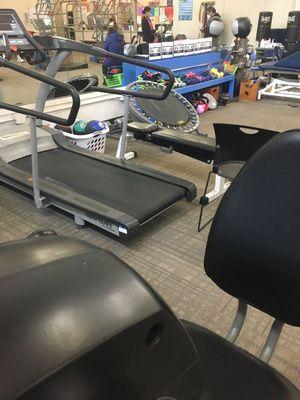 Lack of cleanliness in the floor and exercises equipment