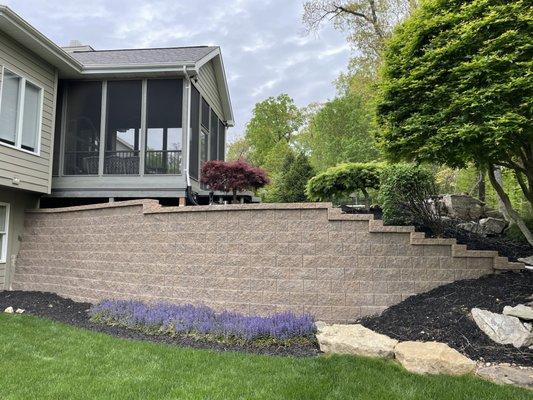 8" Rockwood Classic Retaining Wall - Lance's Landscaping - St Louis Retaining Wall Contractor