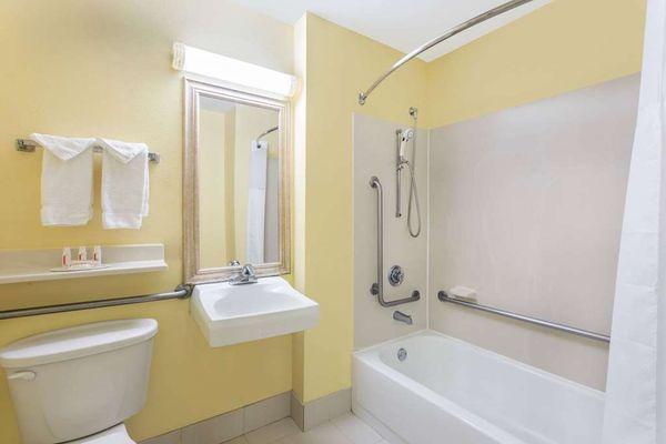 Guest room bath (accessible)