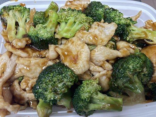 Chicken with broccoli (healthy and yummy )