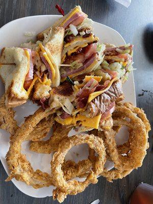 Club sandwich  and onion rings. Really tasty. Would definitely recommend.