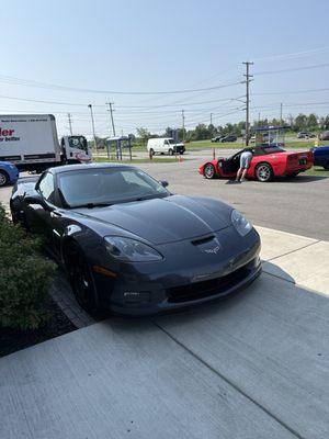 2 Corvettes