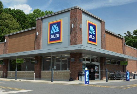 Nice Clean Store. This was the first Aldi's I ever patronized.