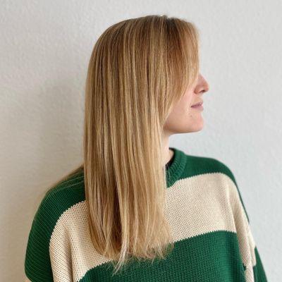 lived-in blonde and curtain bangs by Alex V @hair.by.alexvv