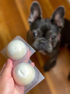 Mochi ice cream (black sesame and coconut)