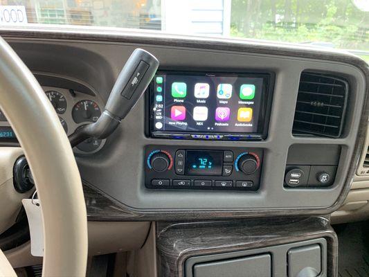 Apple CarPlay installed into 2005 GMC Yukon