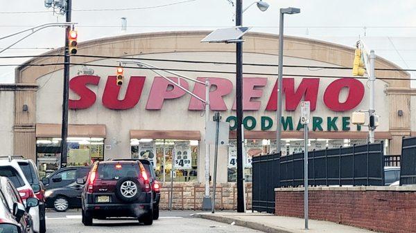 Storefront (12/03/22). @SupremoSupermarket #JerseyCity #NewJersey #Market #Grocery