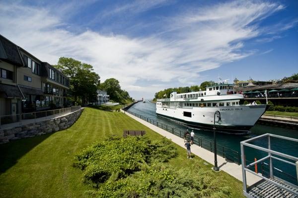 The Emerald Isle heading towards the Charlevoix dock.