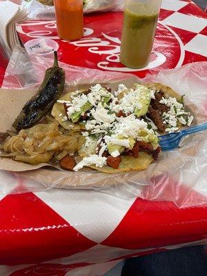 Taco de pastor y tripa con todo