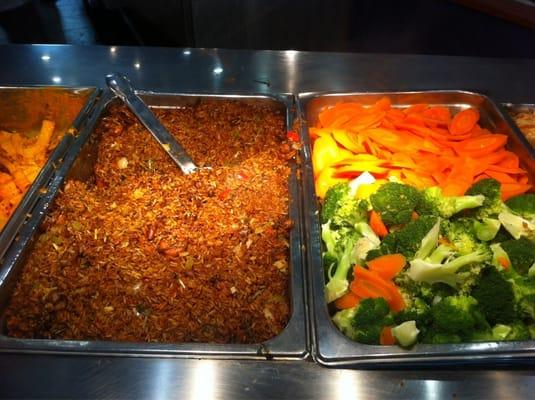 Vegetables and arroz marron con camarones (brown rice and shrimp)