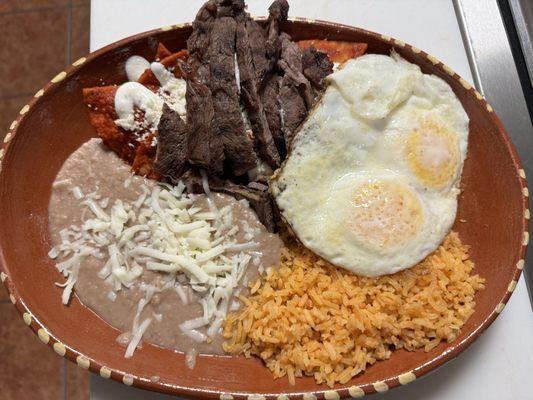 Chilaquiles con Carne y Huevo #chilaquiles #huevos #eggs #bistec