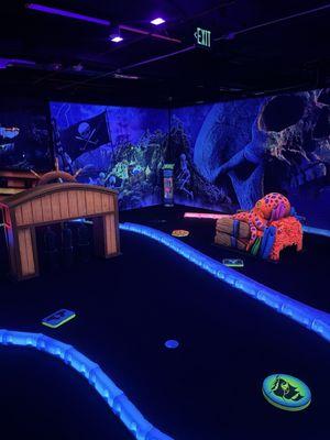 Fun ocean-themed obstacles and decorations