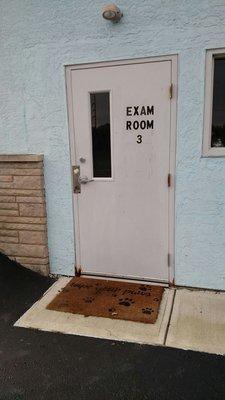 If you have a pet that so scared to even go into the vet waiting room, they have an outside door to get to an exam room.