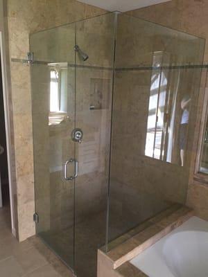 Frameless shower enclosure w/ notch & return panel