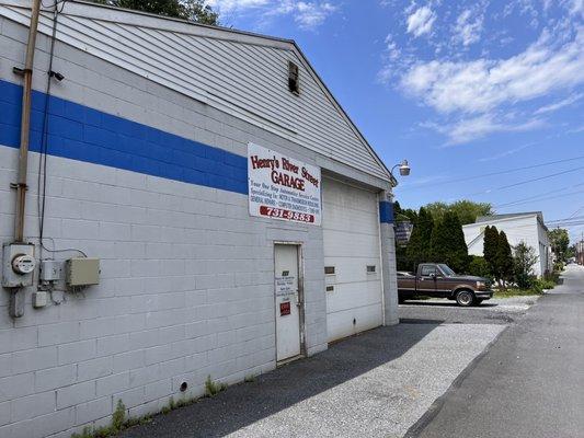 Henry's River Street Garage