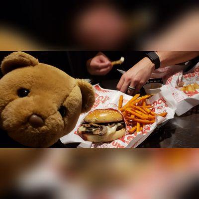 Sauteed 'Shrooms Burger! Loaded with mushrooms and Swiss Cheese! #redrobin #valencia #burgers #goodtimes #mortimerthebear #dinnertime