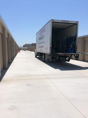 Nice big truck with plenty of covers, straps and all the necessary tools for a move small or large.