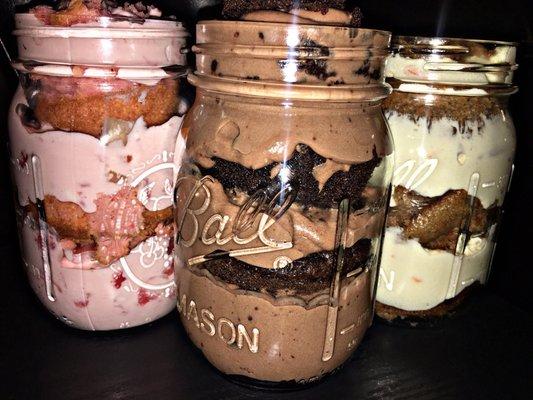 Dessert Jars: Strawberry cake, Chocolate Mousse & carrot cake