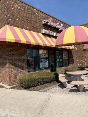 Outside--though noisy--seating at Andy's on the corner of a busy intersection.