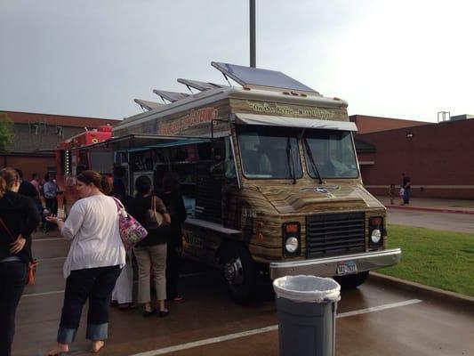 Jack's ChowHound visits Austin Elementary for the spring picnic.