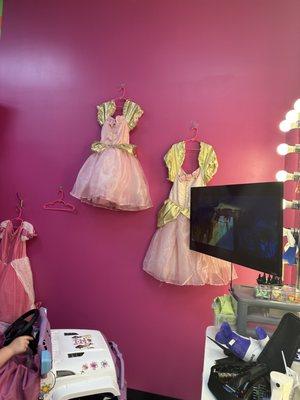 Princess dresses to put on during hair cut