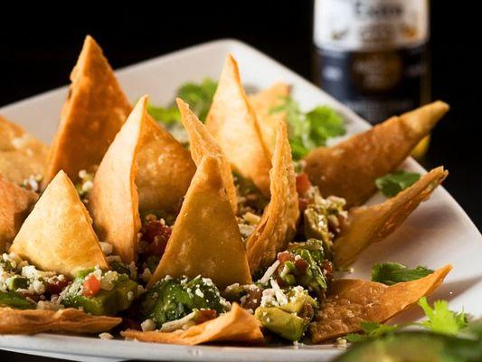 Guacamole Mexicano: Fresh avocado, pico de gallo, and queso fresco served with crispy tortilla chips. A perfect Mexican starter!