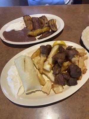 Yuca con Chicharron, tamal de elote, plátanos fritos