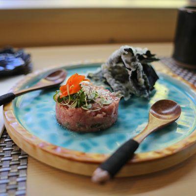 The tuna nori chip appetizer was really nicely presented - no need to conserve the tuna, pile it on!