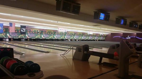 40 lanes! Huge bar! Good times