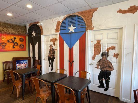 Eating area with the Puerto Rico door.