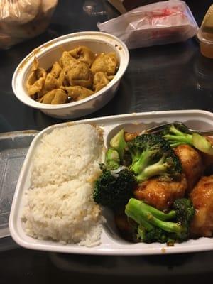 General Tso's combo with Garlic Wontons..18$