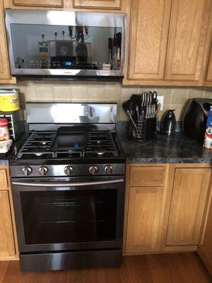 Gas range and overhead Microwave