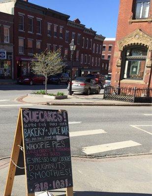 Cute food and smoothie shop tucked in just off Beaver Street downtown. Great menu with new items daily!