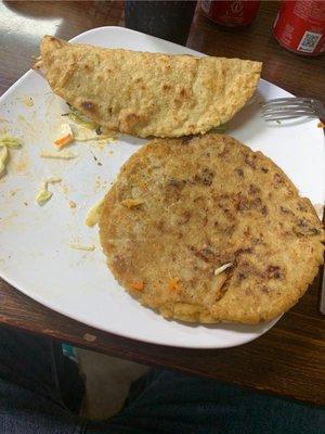 Quesadilla de pollo y pupusa de chicharrón