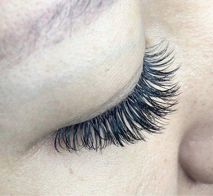 Gorgeous and clump free mixed hybrid lashes done by Akane at Noelle Botanicals.