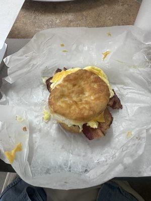 Bacon egg cheese sandwhich