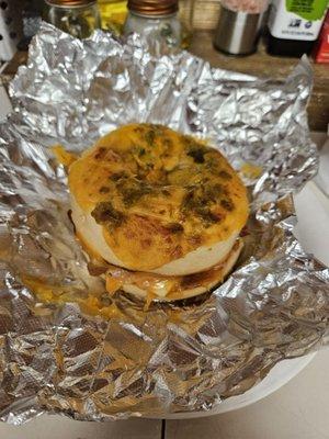 Cheddar jalapeño breakfast bagel with bacon and ham .