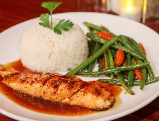 Glazed salmon (sweet chili) with french string beans and rice