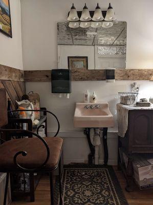 Is this not the coziest little bathroom you've ever seen?