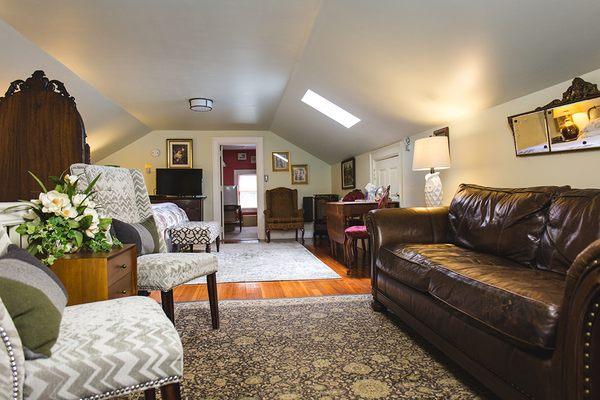 Large private sitting area in the Winesap Suite