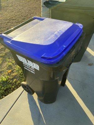 You took my blue recycle bin and this is what you give me back? It's not even close to the size I had and pay for. Cheats.