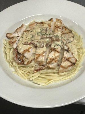 Sun-dried chicken breast with linguine pasta