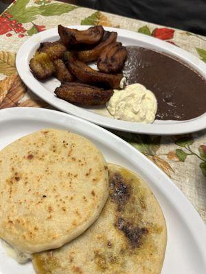 Platanos Fritos & Revueltas Pupusa