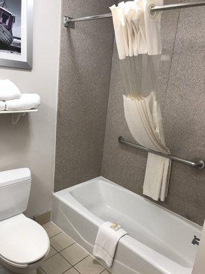 King deluxe bathroom