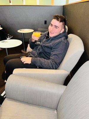 Mimosas with Zeve in the lounge !