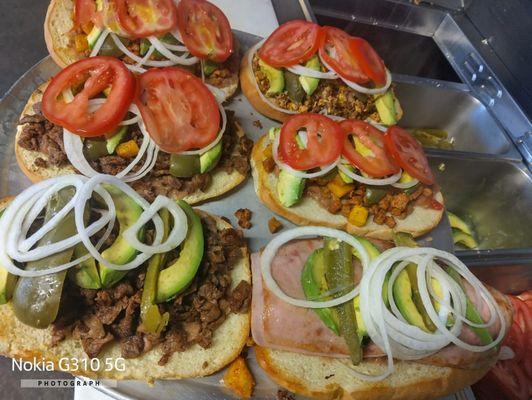 Tenemos las más ricas tortas desde jamón. Azada , Chorizo con huevo , vegetariana y mucho más