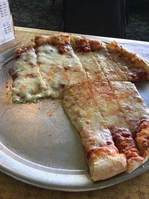 Cheese pizza at Lindy's