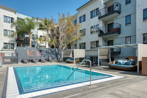 5600 Wilshire - Swimming Pool