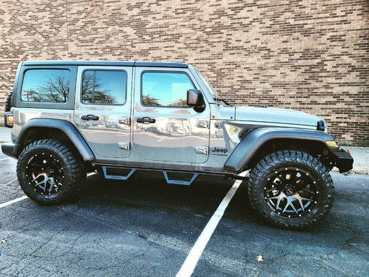 2.5 inch lift , 20x10 wheels wrapped in federal tires .