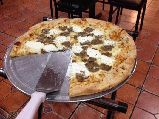 Garlic white sauce and ricotta pizza with added meatballs.